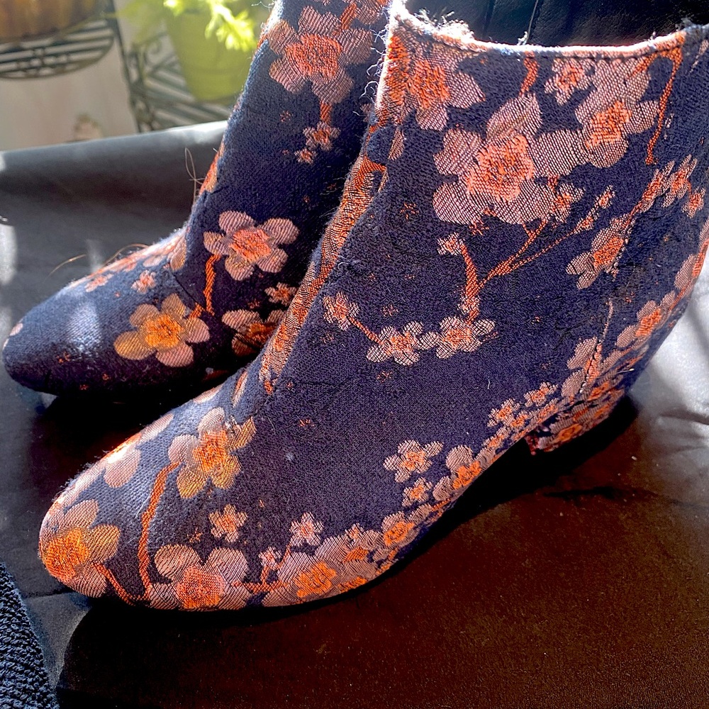 Floral Fabric boots size 6 by Red Star .